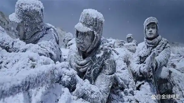 最震撼的场面,这些趴在雪地里的志愿军战士就是传说中的冰雕连,每个