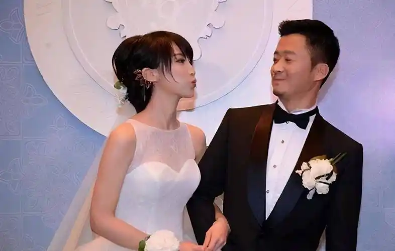 硬汉吴京与小9岁老婆婚姻相处之道两个人在一起舒服就好