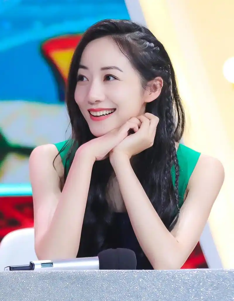 韩雪天天向上甜美笑容活动照