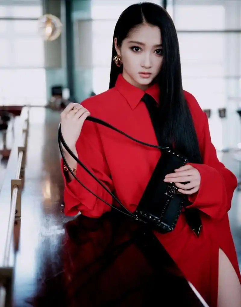 看关晓彤穿着红色高开叉长裙,显的修长美腿纤瘦高挑的身材,浓妆下的