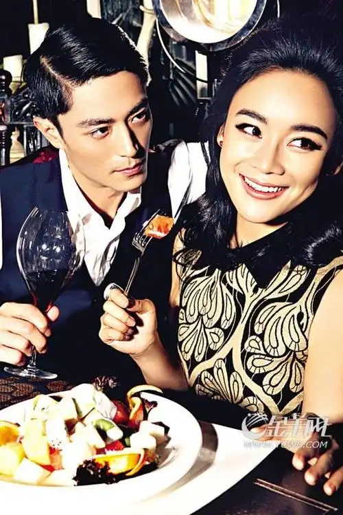 袁姗姗霍建华登杂志封面举止亲昵甜蜜满溢图