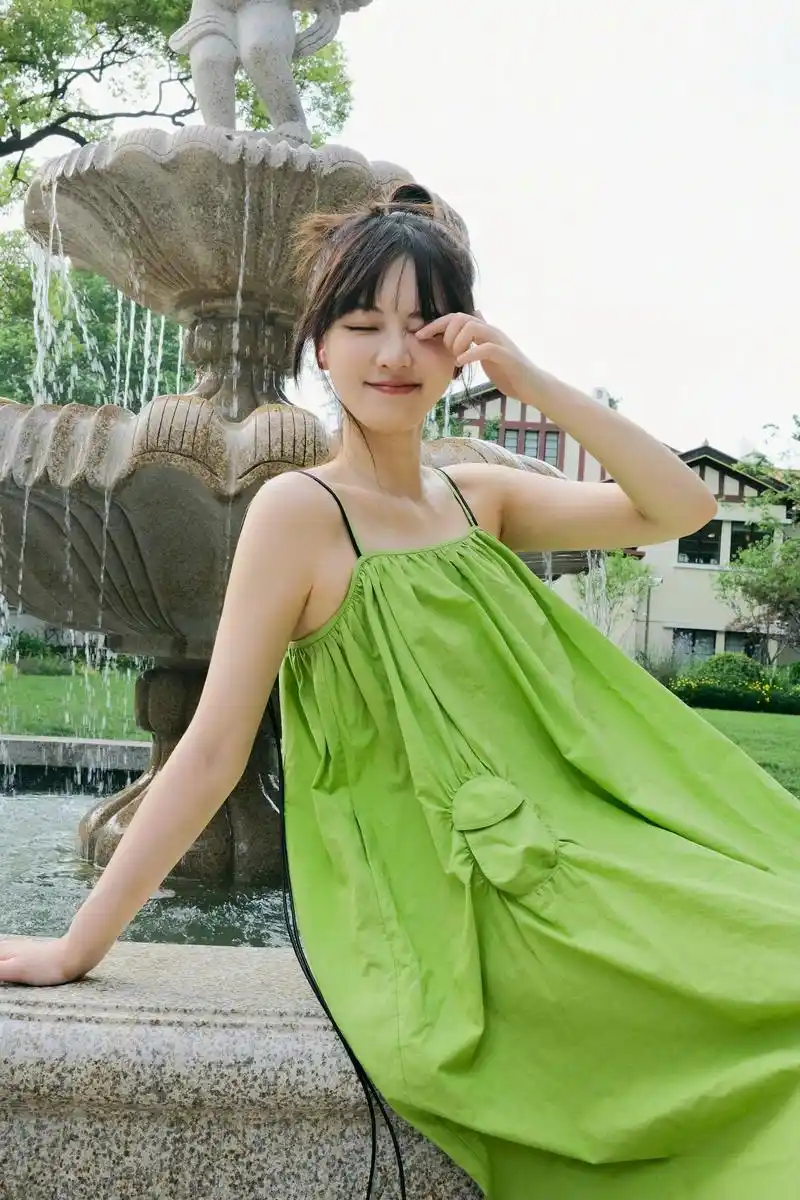 武大校花黄灿灿,七彩休闲穿搭青春活力,这还是反派防风意映吗