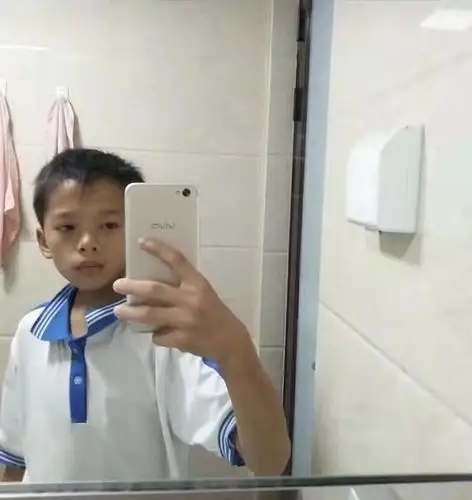 求蓝校服小学生对镜自拍的图
