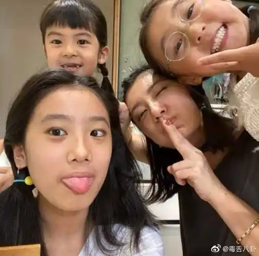 贾静雯说女儿是自己的人生小导师#贾静雯晒出三个女儿的近照,幽默地