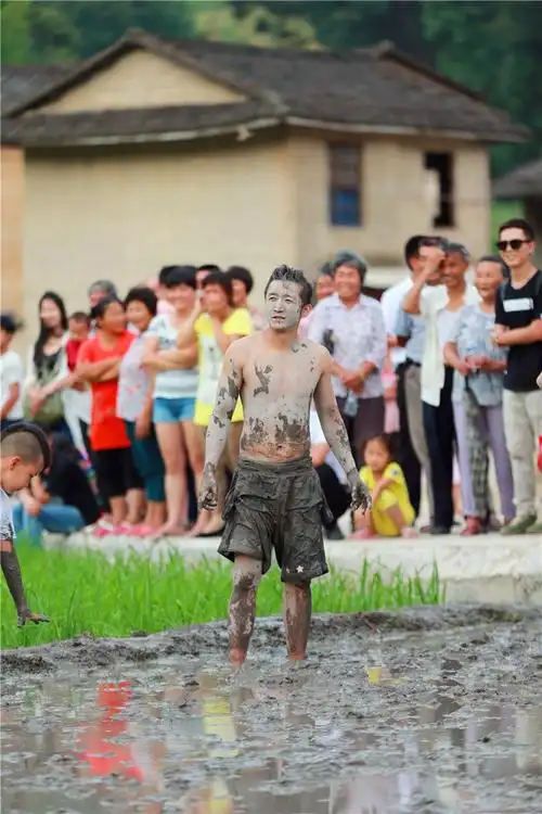 《爸爸去哪儿》诺一抓泥鳅送妹妹(组图) (6/32)
