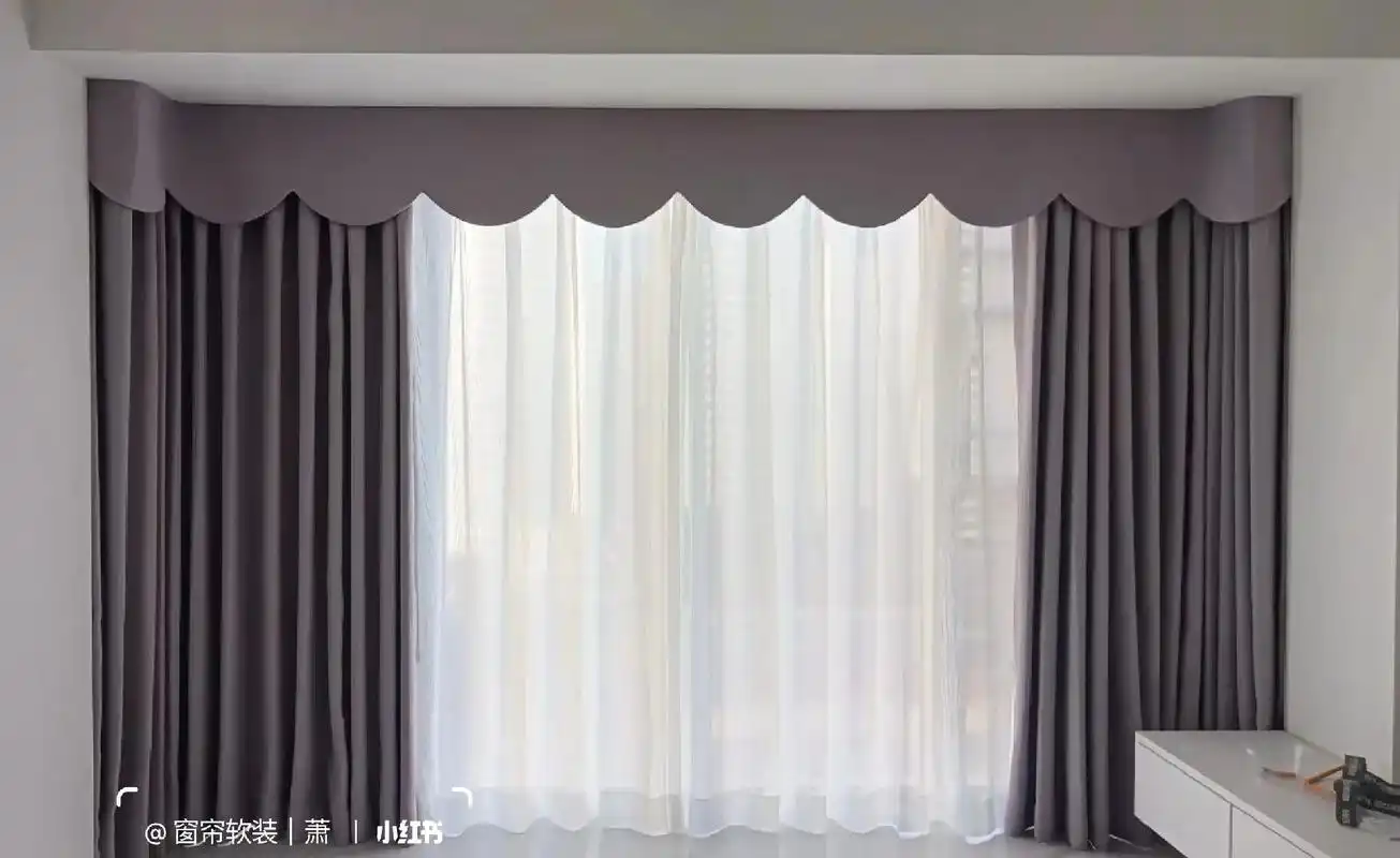 大家都在搜: 窗帘·软装|萧 粉丝 189 获赞 1364 关注 飘窗做帘头真的