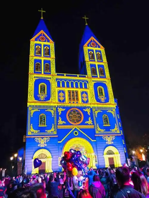 凯德茂,在市北区的双山,地铁也可以直达,吃饭商业为一体的大型商场,负