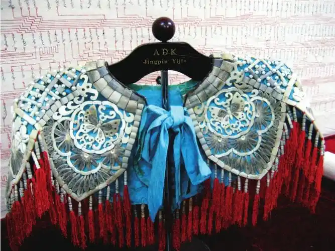 神服披肩的造型与特征