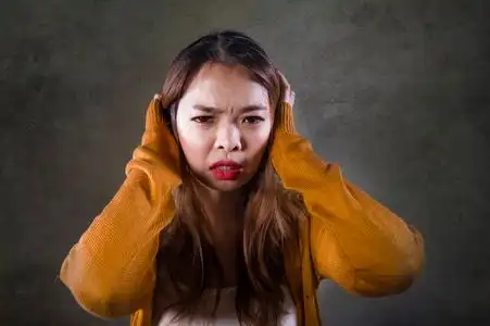 沮丧,沮丧,痛苦和痛苦,在孤立的黑暗背景下,痛苦,痛苦,表情,抑郁照片