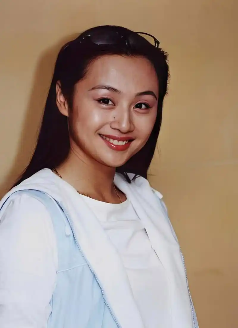 后来,因为颜值出众,曹颖还参演了不少电视剧,如《法美人》《武隆创