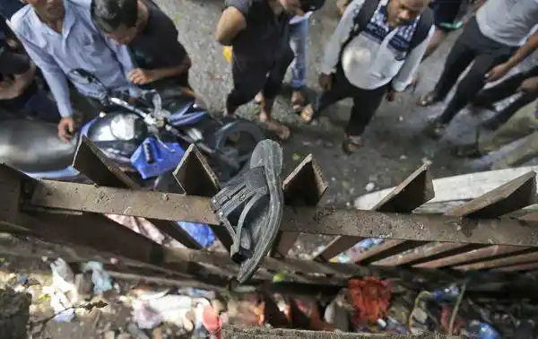 爸爸,你先走:孟买致22死踩踏事件中一个女子的嘱托成遗言