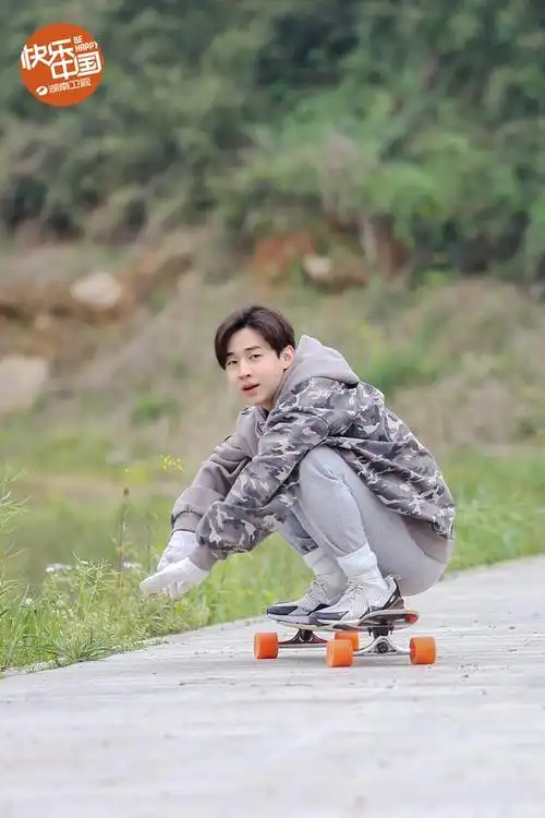 《向往的生活》王珞丹刘宪华活力玩滑板 戚薇霸气回应称呼叫我哥