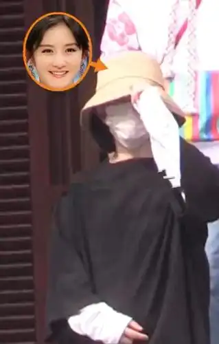 谢娜挺孕肚外出,小心地用手托住肚子,全程未见张杰的身影