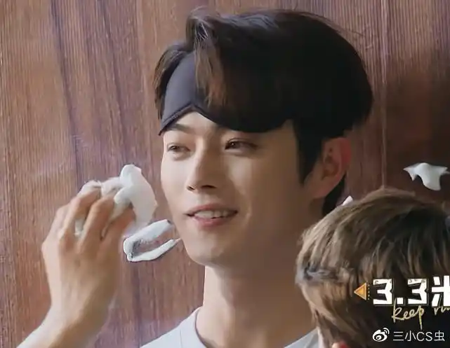 张哲瀚抹许凯一脸泡沫,擦干净后露出素颜,真实颜值令网友震惊了