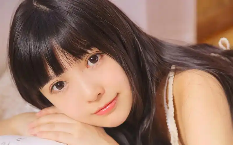 甜美女生喝牛奶图片-美女壁纸-高清美女图片-第7图-娟娟壁纸