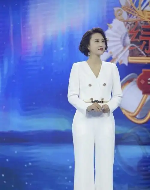 著名主持人张蕾真大气,穿蕾丝连衣裙性感大气,秒变气质女神