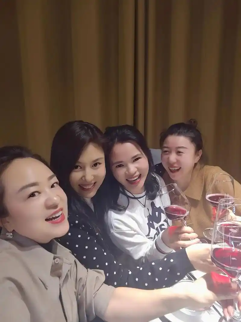 闺蜜的快乐时光#一起吃一起喝一起玩一起嗨 #红酒俏佳人 #酒 - 抖音