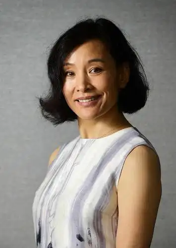 57岁陈冲不惧皱纹素颜出镜,老到认不出