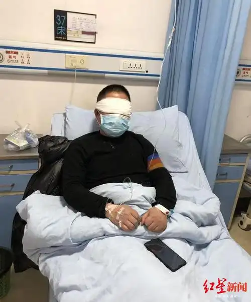累晕在家门口,双眼受伤包纱布 他硬是"掏"条缝儿站在抗疫一线