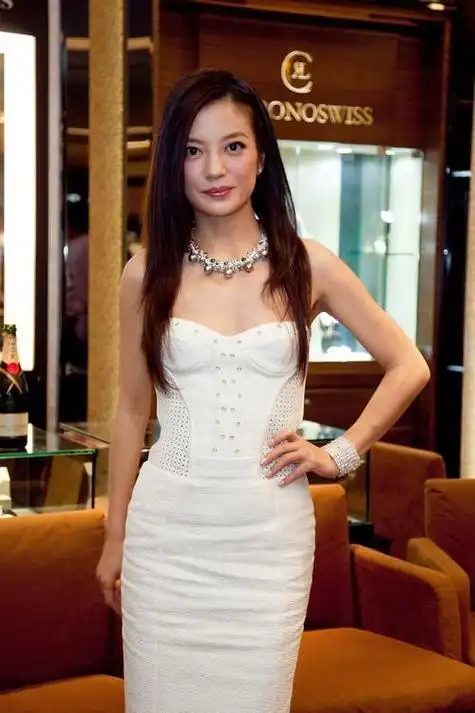 赵薇谈演员整容,演员赵薇的近况(赵薇整容前的照片)