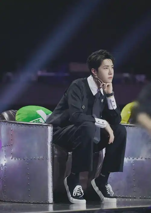 王一博这就是街舞造型图 黑色马甲造型,好帅!__财经头条