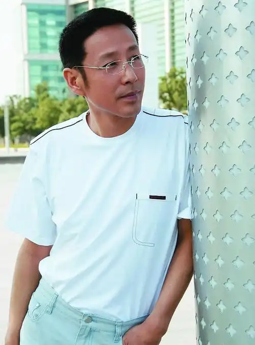 儒雅男神陈道明参加活动穿运动服装走休闲风戴墨镜好酷