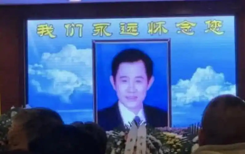 网上还有一张李连杰而哥哥临去世前的照片,照片中的李连利鼻子下巴都