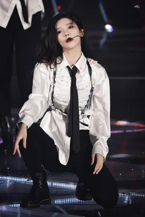 隐藏的爱第五集奕生挚爱0809关注打开新页展开"李慕璇!""璇璇!