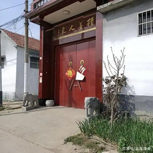 农村大门口,放风水吉祥物的习俗