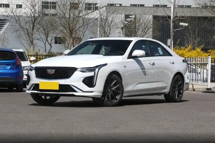 凯迪拉克再次内卷,优惠超5万,入门211马力,实拍凯迪拉克ct4