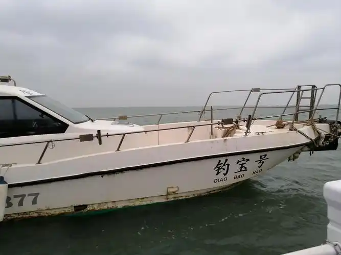 海钓船的钓宝号已停泊在海水中.