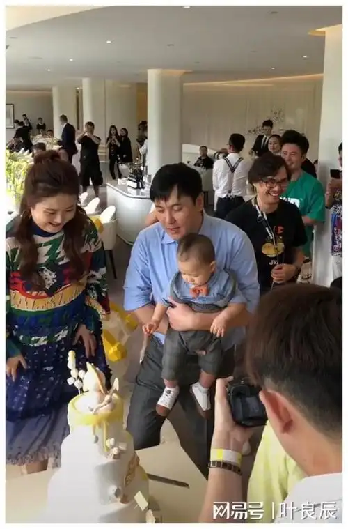 沈腾结婚8周年纪念日,王琦胖成"贾玲",幸福合影,岳母出镜!