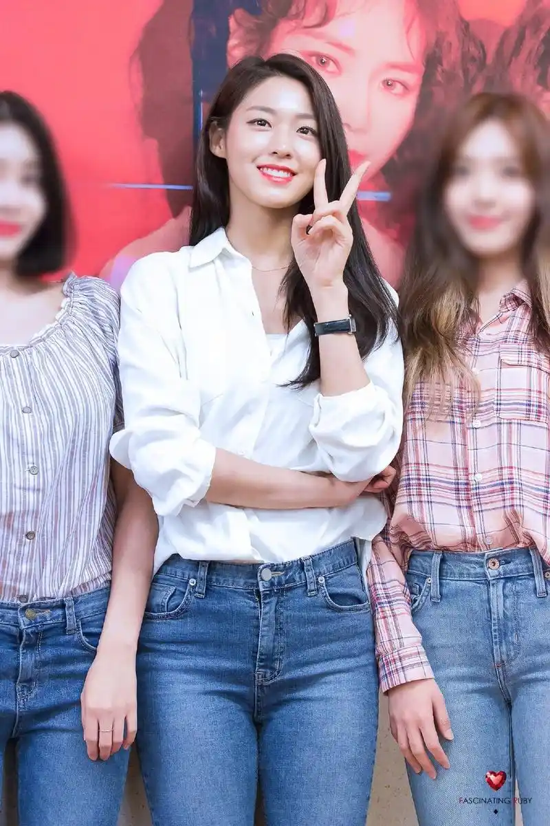 aoa金雪炫出席活动,能把白色衬衫穿得那么好看,非常服气了