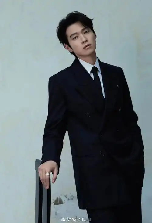 vivi星话题#魏大勋超话身穿saint laurent圣罗兰man西装,展现个人