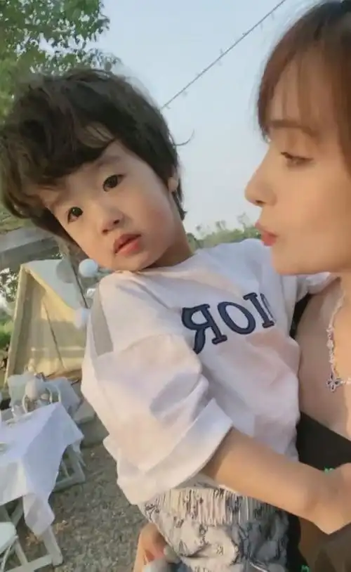 麦迪娜直播自曝预产期,孕6月单手抱两岁儿子不娇气,状态超好|姜潮