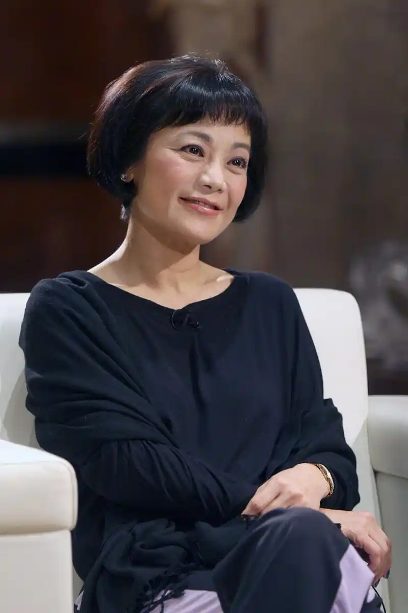 昨晚是张艾嘉儿子王励成与超模游天意的婚礼,在香港尖沙咀的酒店举行.