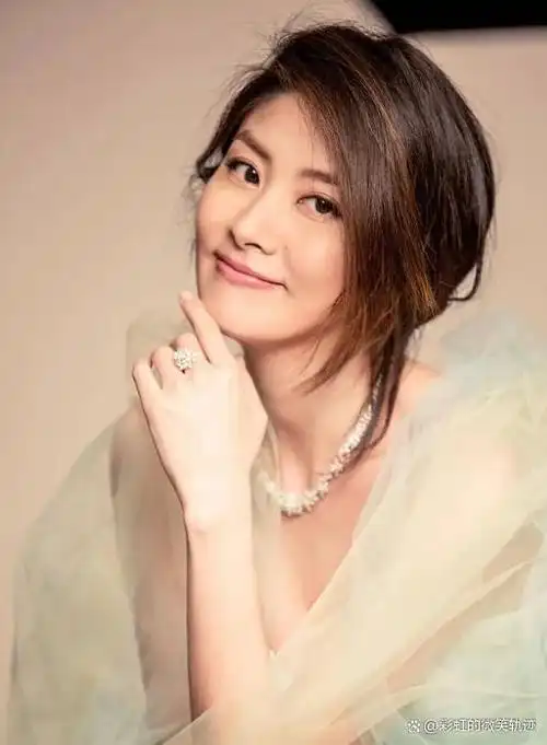陈慧琳,香港女歌手和演员,被誉为"乐坛天后",在亚洲乃至世界都有极高