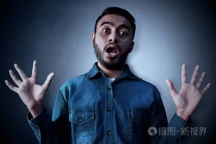 亚洲男人害怕的表情