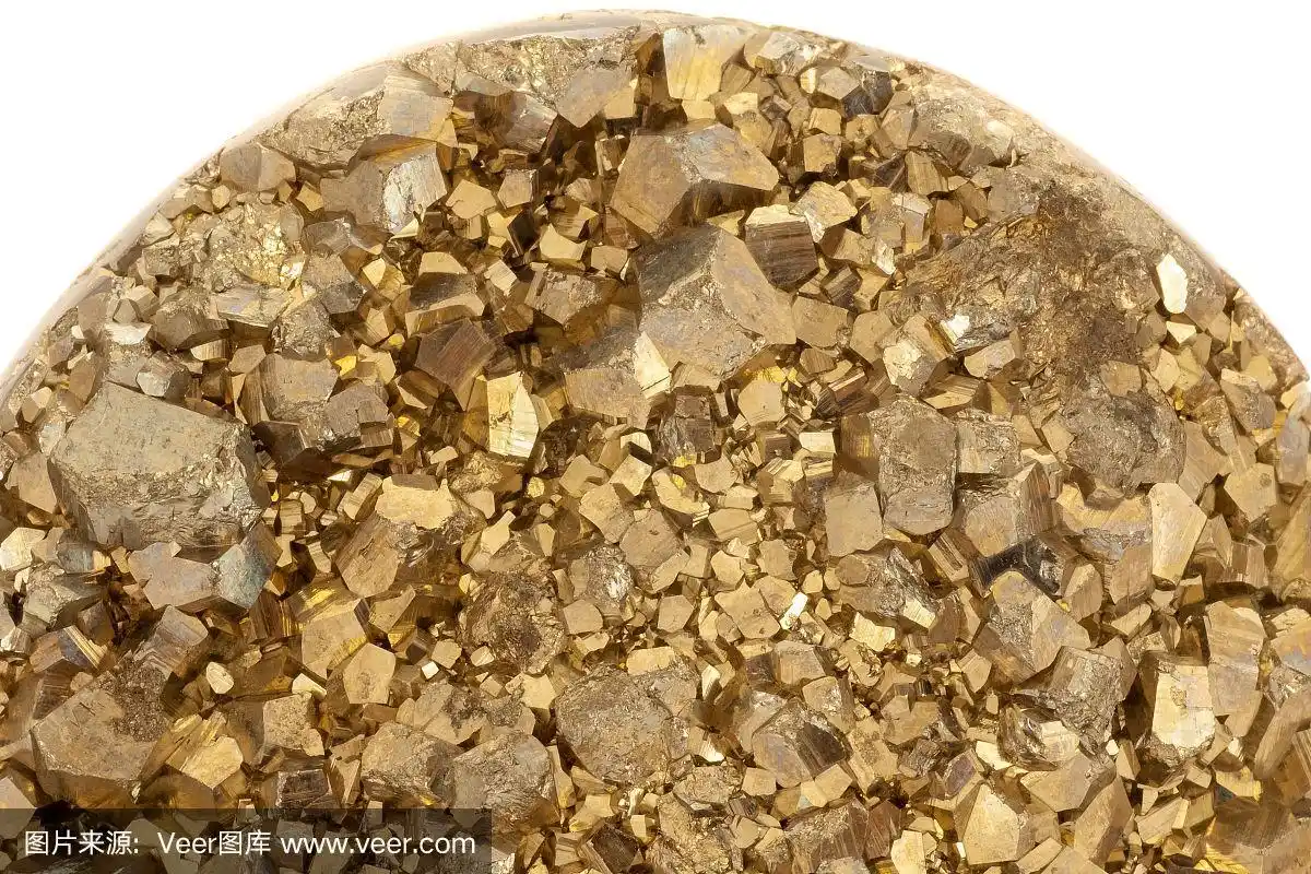 白色背景上的金黄色黄铁矿石