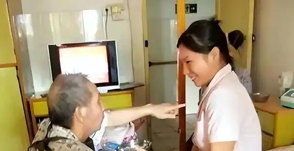 回顾"陪床保姆":揭露老年生活真相,做家务,还提供特殊服务