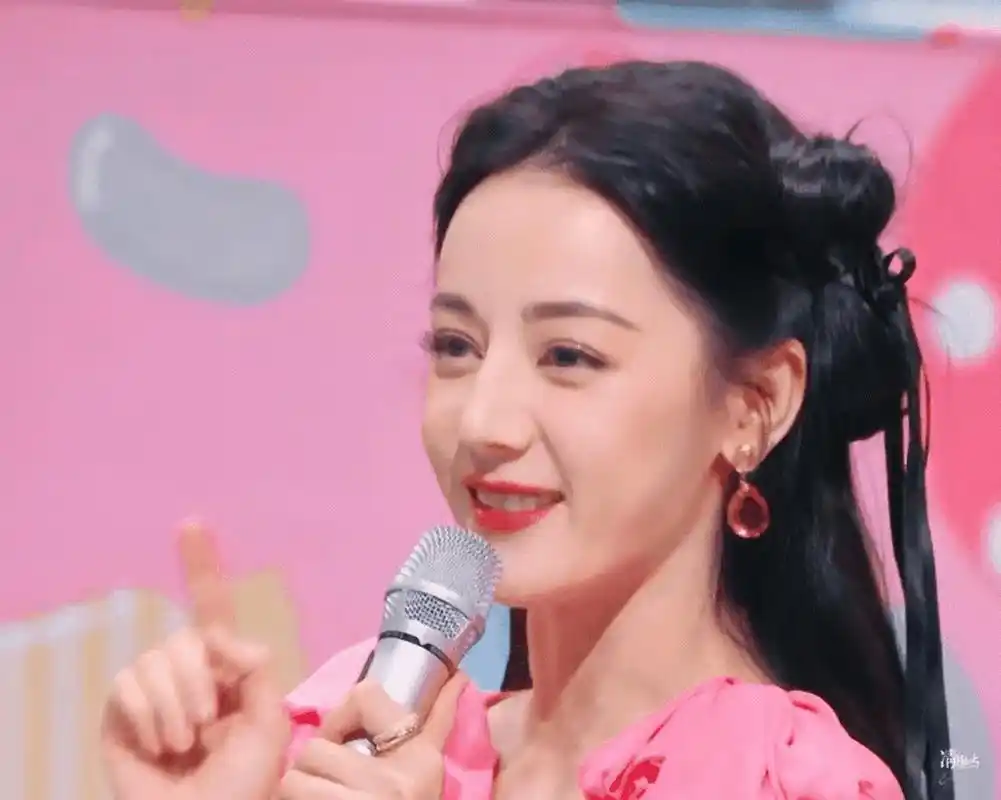 迪丽热巴参加了综艺节目《你好星期六》,得到的结果是毁誉参半.