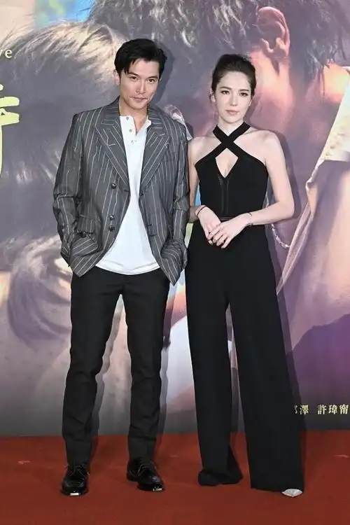 许玮甯邱泽同框看着挺甜穿镂空连体裤简约大气好身材挡不住了