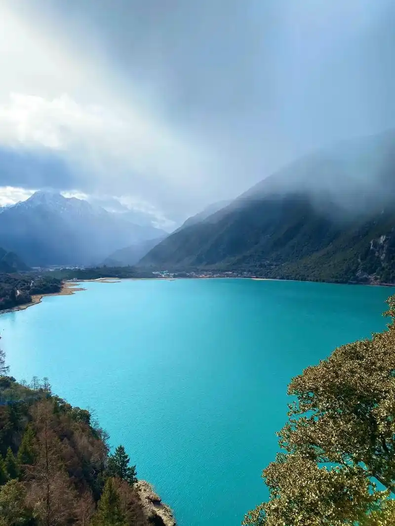 人间仙境——巴松措湖心岛.巴松措又名措高湖,藏语中是"绿色的 - 抖音