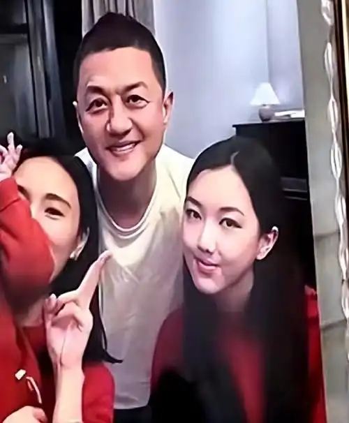 李亚鹏妻子称与李嫣是好姐妹 温馨家庭合影展融洽关系