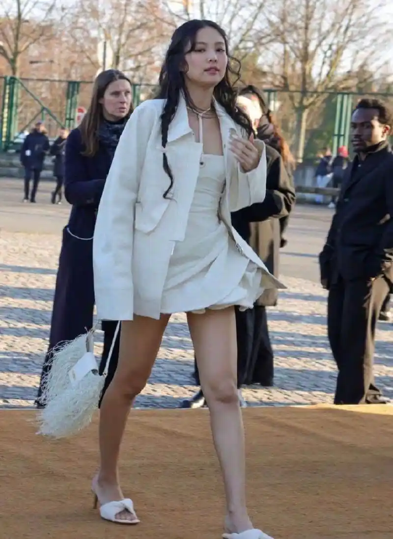 生图下的jennie,"腿型"很真实,网友:太丑了!