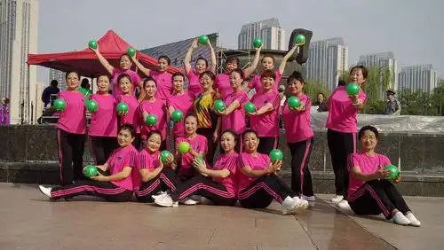 8月8日全民健身日太钢爱心舞蹈队,20人参与千人广场舞展演,现将我队