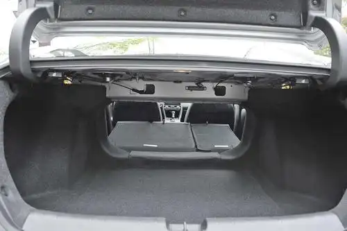 形状很规整,全系车型的后排座椅靠背都可以按比例放倒,方便放置大件