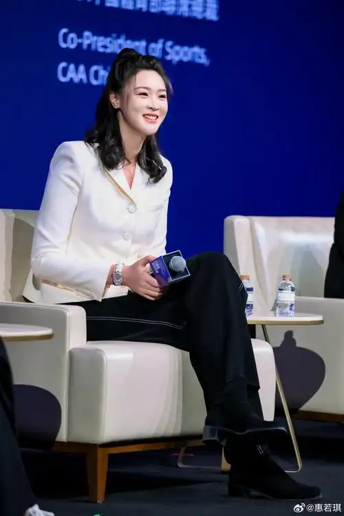 惠若琪出席大湾区国际体育商业峰会,足篮排代表历史性合影!