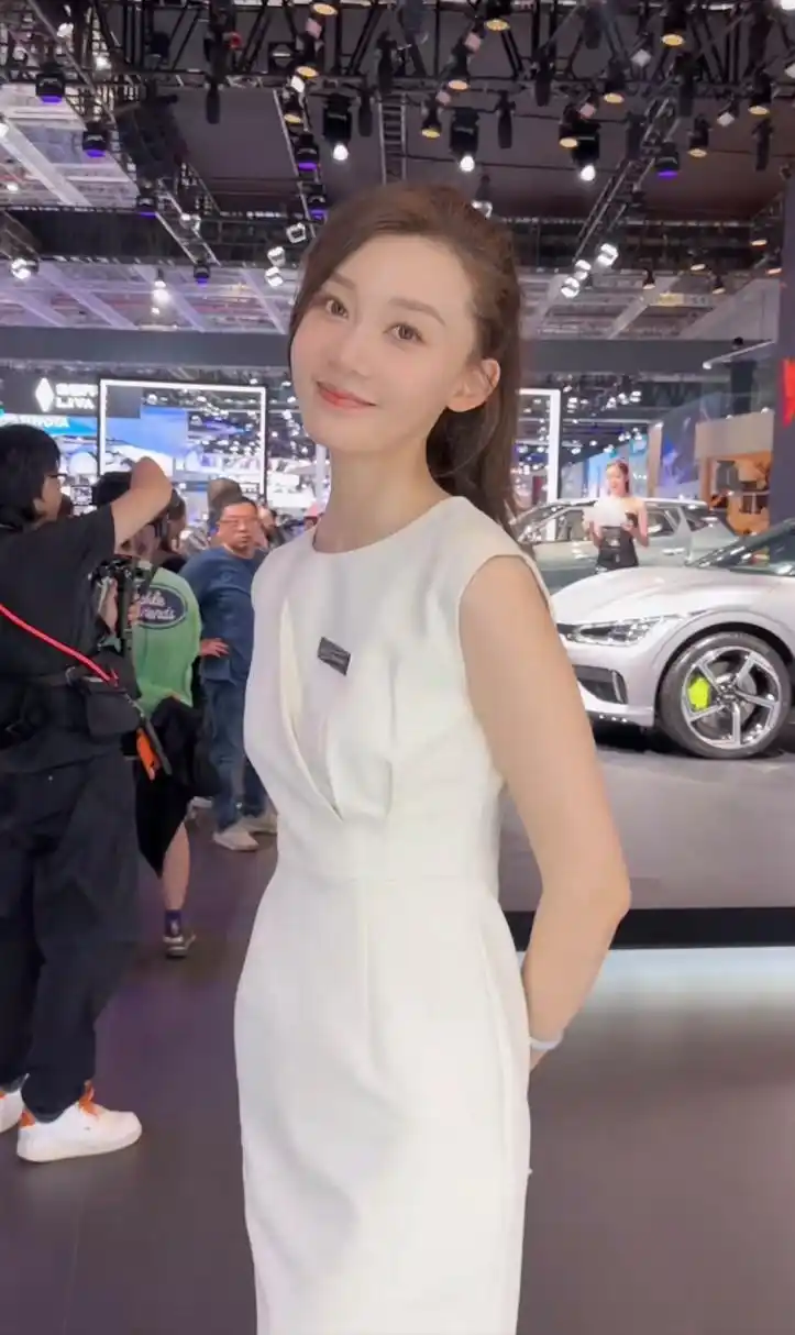 网红美女车模  张芮尔 张芮尔,之前叫张骞羽,1994年出生北京朝阳,身高