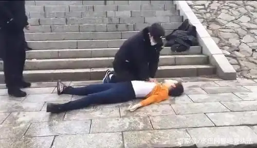 哈尔滨滨洲桥上年轻女子跳江,民警驾快艇飞奔救起,营救视频揪心